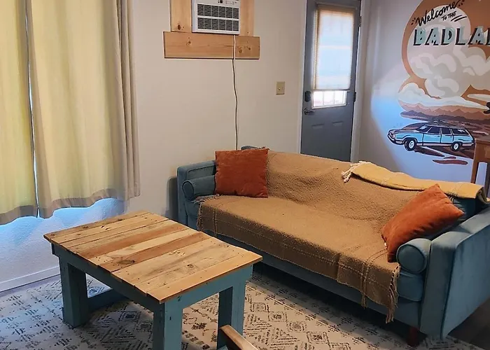 Cozy Town House In Wall!